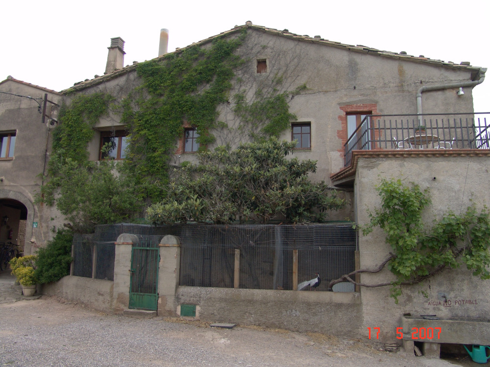 2007. Antic volador d'ocells a l'entrada de la masia