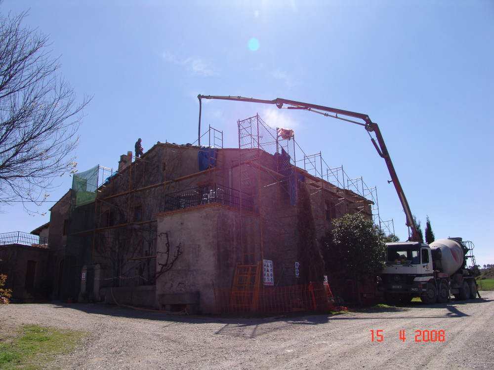 2008. Vista de les obres de millora de la masia des del nord-est