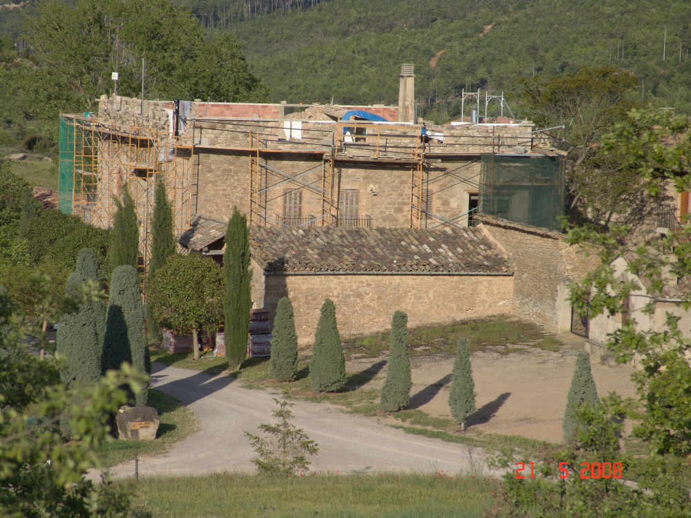 2008. Vista de les obres de millora de la masia des del nord-oest