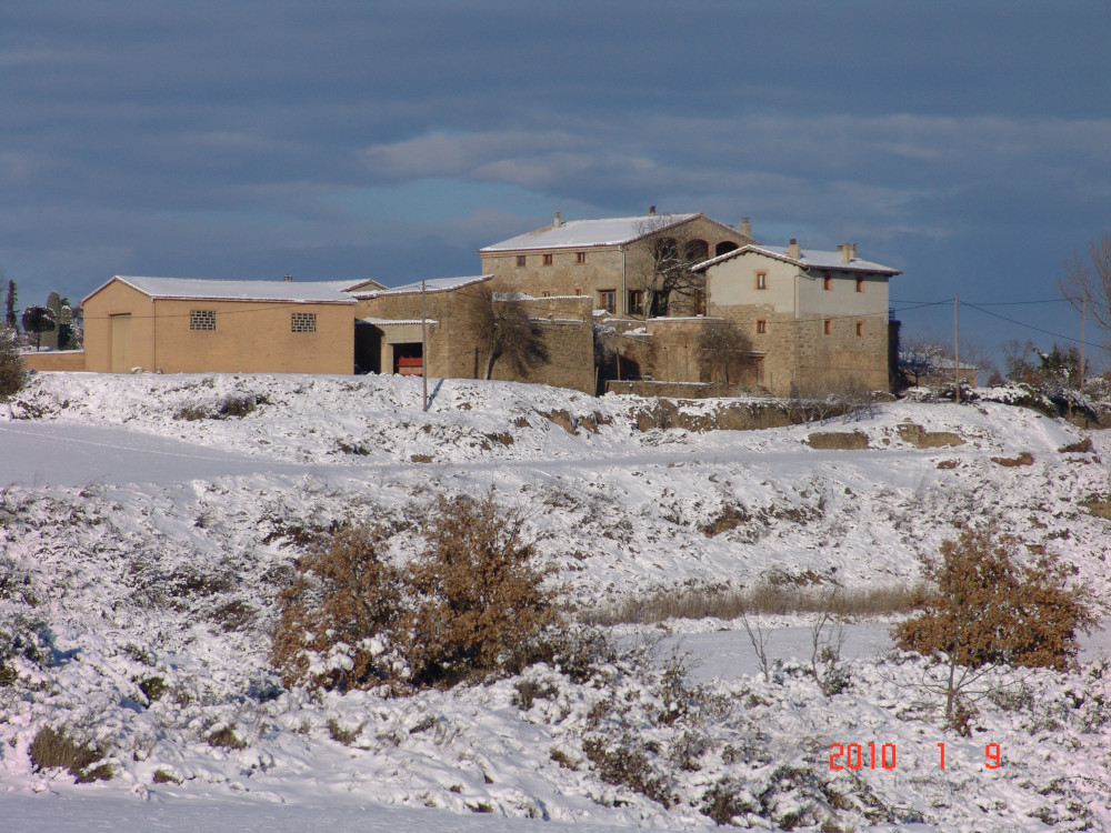 2010. Masia nevada vista des del sud-oest