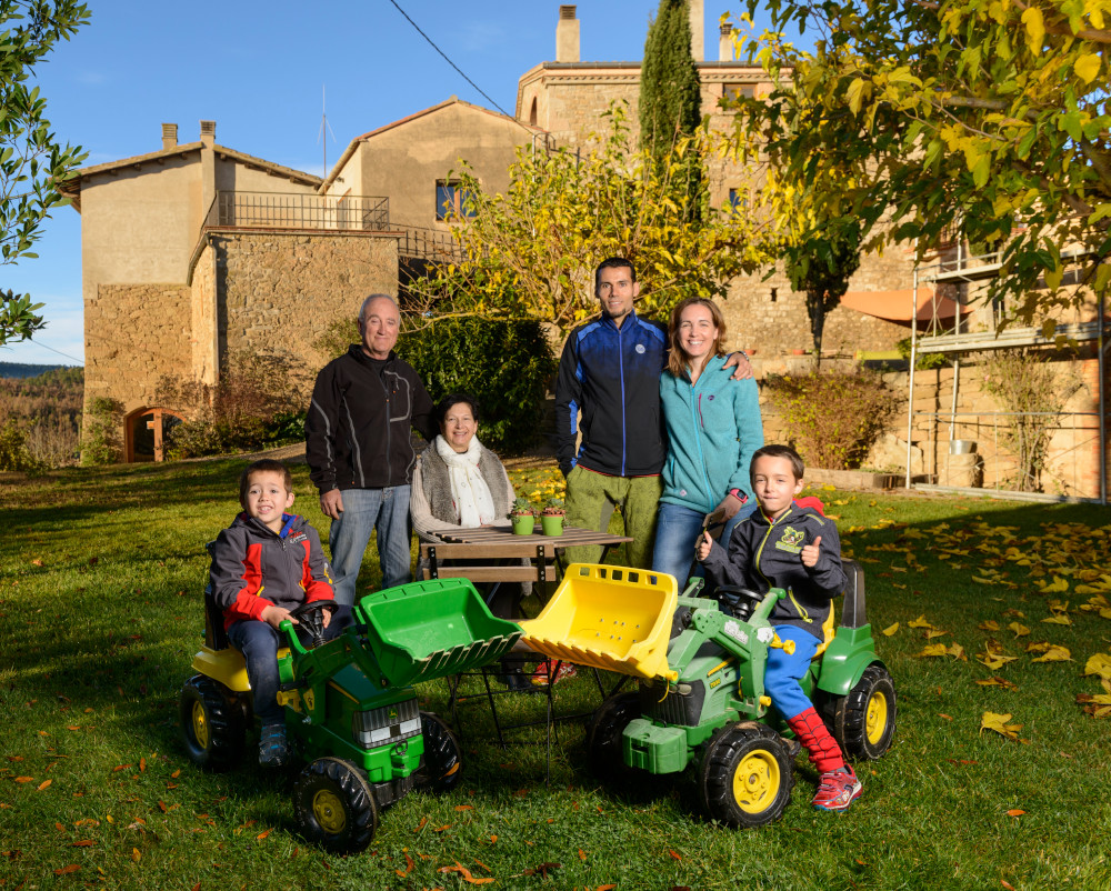 2015. Fotografia de les 3 generacions que van conviure a la masia quan es feia Turisme Rural