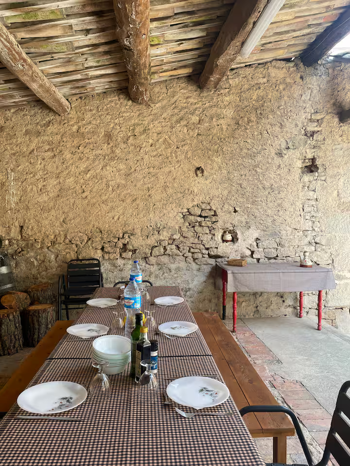 Baluard, taula al costat de la barbacoa