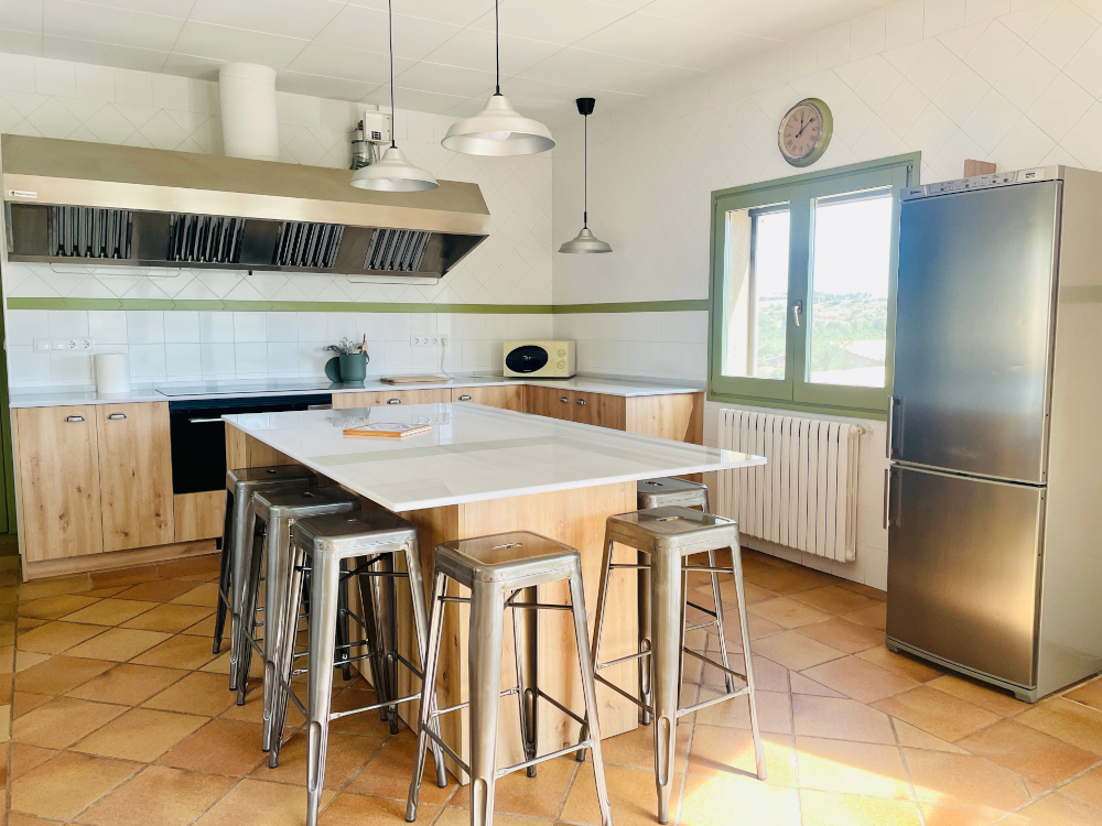 Cuina, mirant al nord-est, al jardí