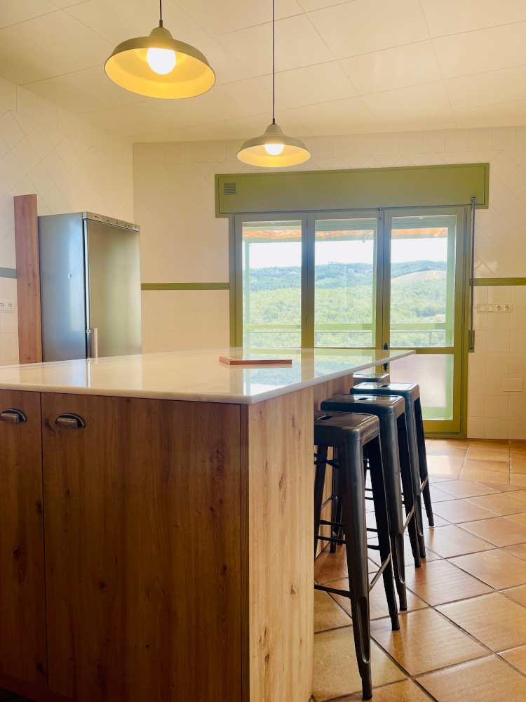 Cuina, mirant al sud, a la terrassa i la Serra de Castelltallat