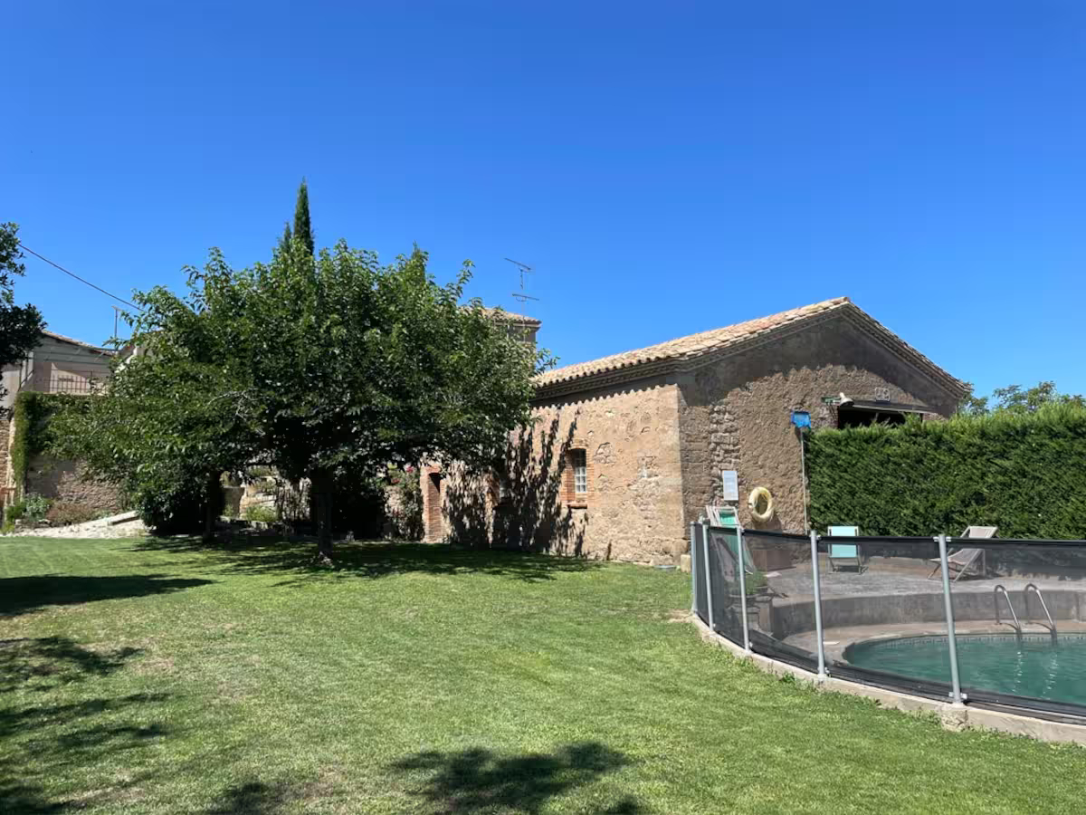 Jardí, cobert gran i piscina