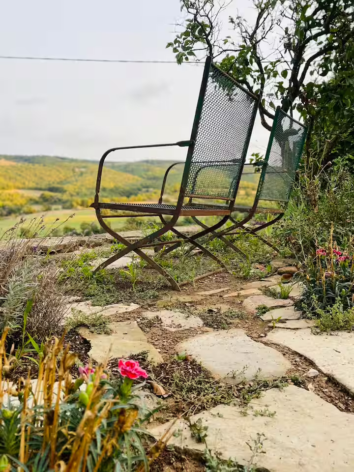 Jardí, taules mirant la Serra de Castelltallat