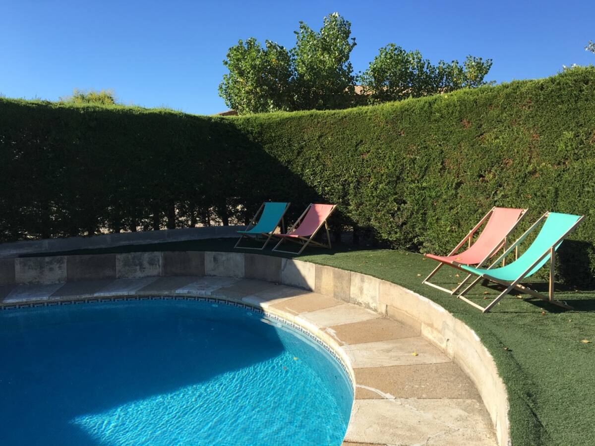 Jardí, piscina i pallissa al fons