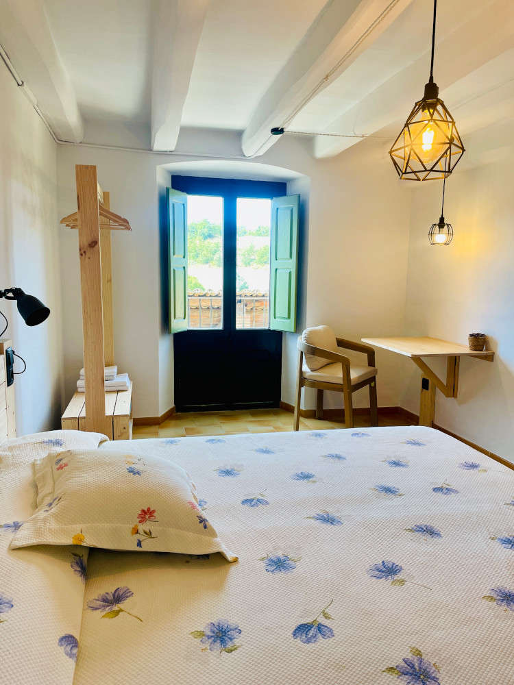 Quarto de l'escala, tauleta i armari