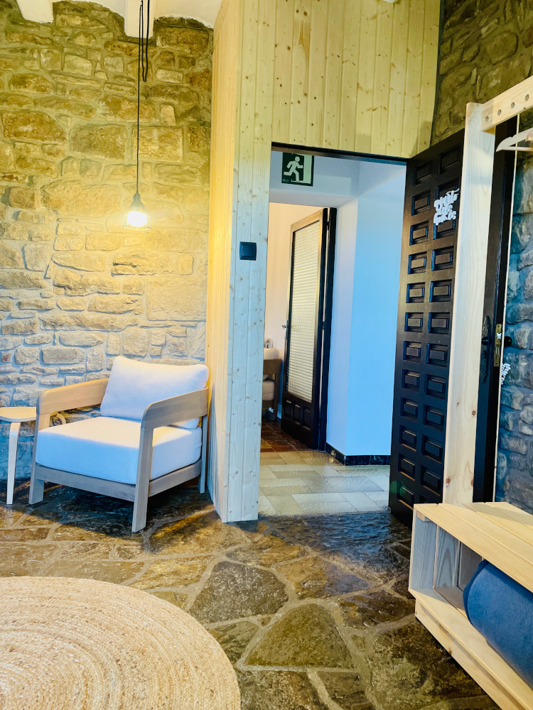 Quarto dels homes, sortida a sala