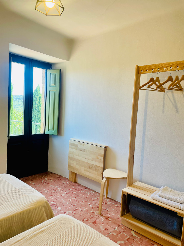 Quarto nou, sortida a terrassa, tauleta i armari