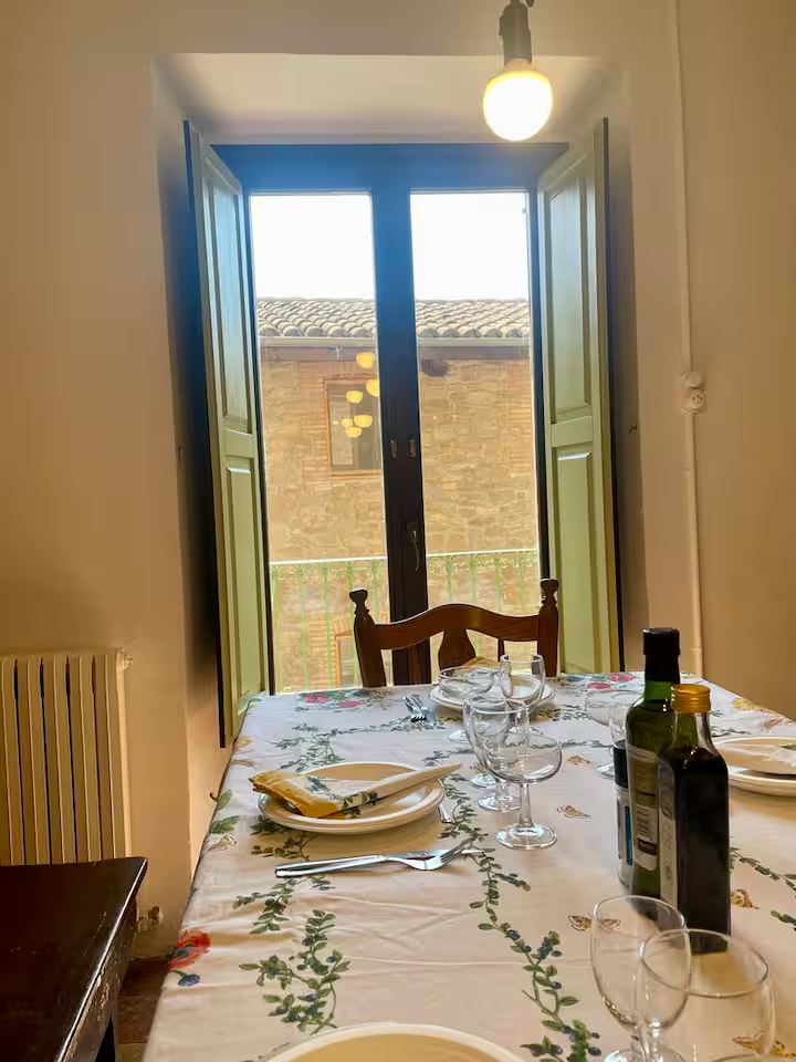 Taula gran de la sala, mirant a les masoveries