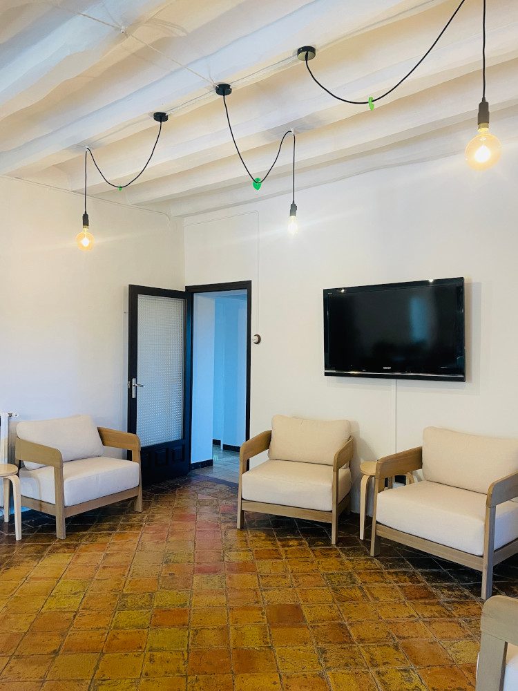 Sala, sofàs, TV i entrada a habitacions