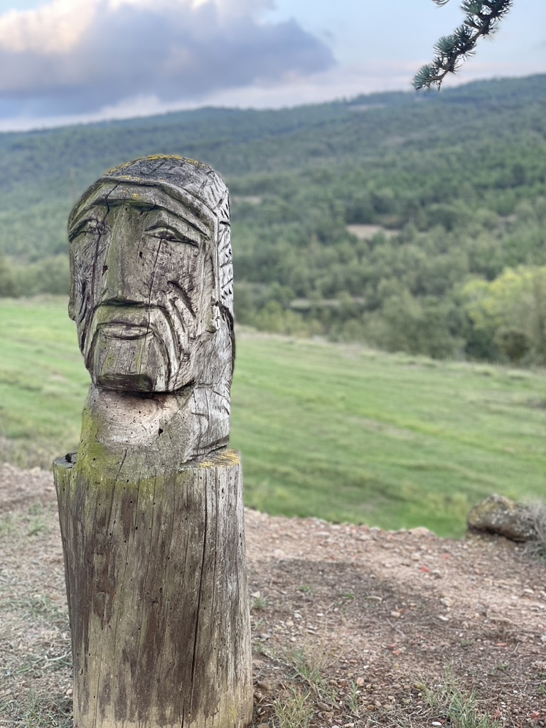 Totem amb Serra de Castelltallat al fons